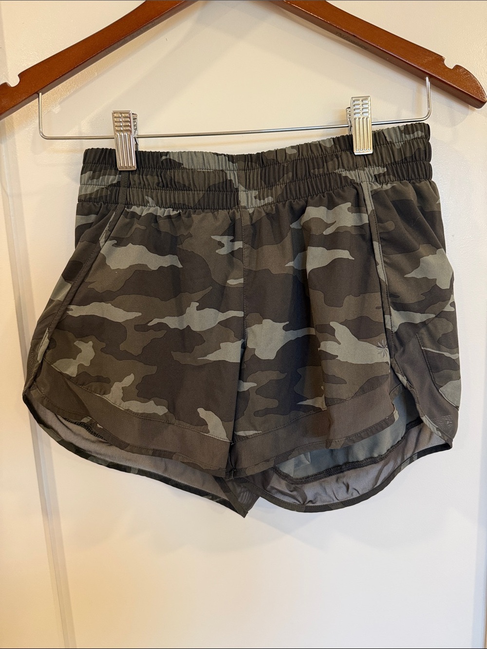 Athleta Mesh Racer Run Camo Elastic-Waist Women’s Shorts - Olive/Gray